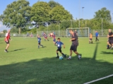 Laatste training S.K.N.W.K. JO8-1 (partijtje tegen de ouders) van maandag 2 juni 2025 (97/123)
